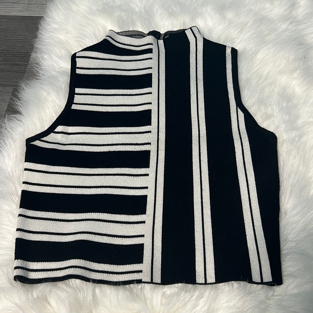 Women’s never won sleeveless black and white zip up sweater shirt
